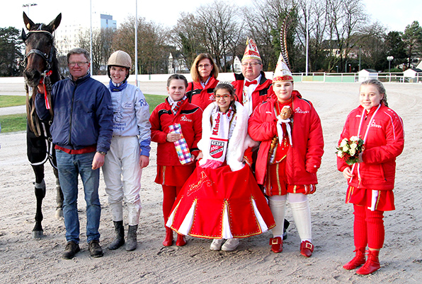 Die Delegation der Kinderkarnevalsgesellschaft Wehofen um Prinzenpaar Jarmaine I. (2. v. r.) und Emma I. (4. v.r.) gratuliert Sattelcrack Garry, Trainer Manfred und Reiterin Ronja Walter zum 10. Saisonsieg - © traberfoto-sx