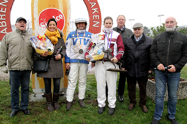 Gesamtsiegerin Julia Knoch (4. v.l.), Jörg Hafer (3. v.l.) und Tina Karten (2. v.l. / i. V. für Thomas Maassen) nahmen die Preise für ihre Leistungen im »Drensteinfurt-Cup« entgegen - © traberfoto-sx