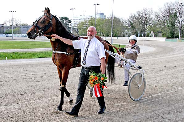 Dintrab-Rennsekretär Detlef Orth übernimmt die Siegerehrung für Jonalu und Franz Klein - © traberfoto-sx