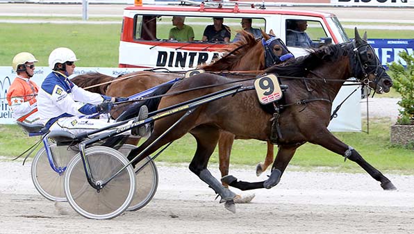 Jetway Fortuna und Cees Kamminga behaupten sich in einem Favoriten-Duell gegen Rheingold und Michael Nimczyk - © traberfoto-sx