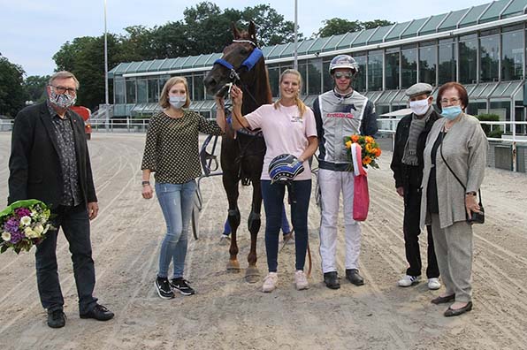 Siegerehrung für Fast and Furious: Dintrab-Präsident Gottfried Bison, Rennsekretärin Ann-Kathrin Schweres, Pflegerin Hanna Schmitz, Fahrer Robbin Bot, Karl-Heinz »Ted« Stäcker (Gratulation zum 91. Geburtstag) und Frau Renate (v.l.)