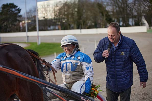 Marco Schindler führt das letzte Siegerinterview im alten Jahr mit Amateurfahrer Jörg Hafer - © Holsteg