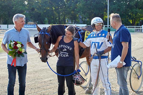 Fünfter Start, fünfter Sieg für Charity-Traber DeAngelo ForChildren. Fahrer Jörg Hafer und Trainer Uwe Zevens freuen sich - © Holsteg